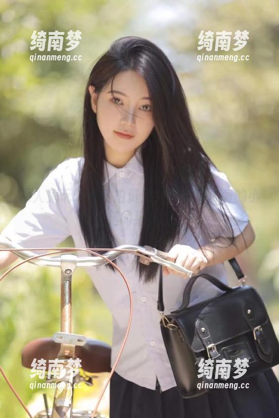 深入兔玩映画私拍资源，感受铁轨旁的小细腿的细致美感