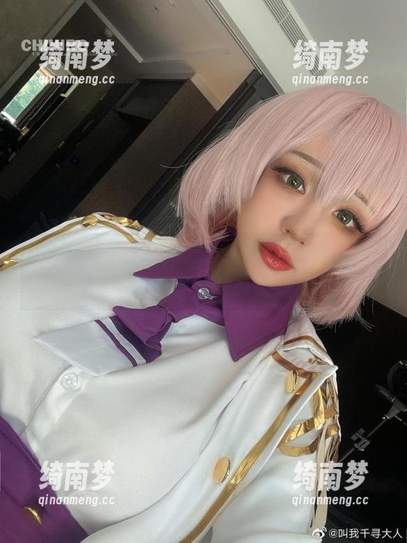 走进千寻大人的办公室，精美写真图包展现她的多样风格