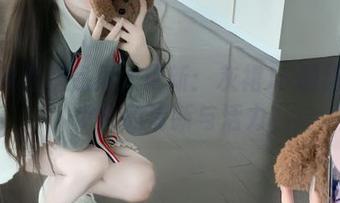 喵糖映画作品集大更新：灰裙JK制服展现少女的清新与活力