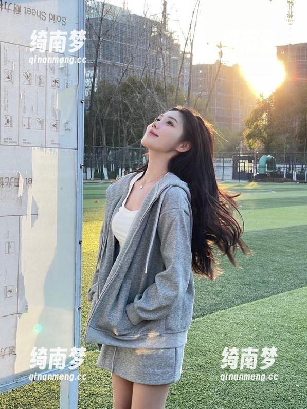 嗲囡囡 - 在这里，露露小喵夏日主题写真原图在线等你来欣赏！