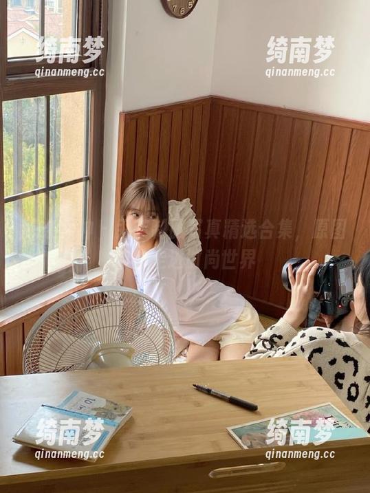 头条女神 - 尹菲制服写真精选合集，原图带你走进时尚世界