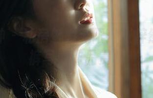 头条女神 - 私房魅力无限：张梓然的牛仔裤写真作品赏析
