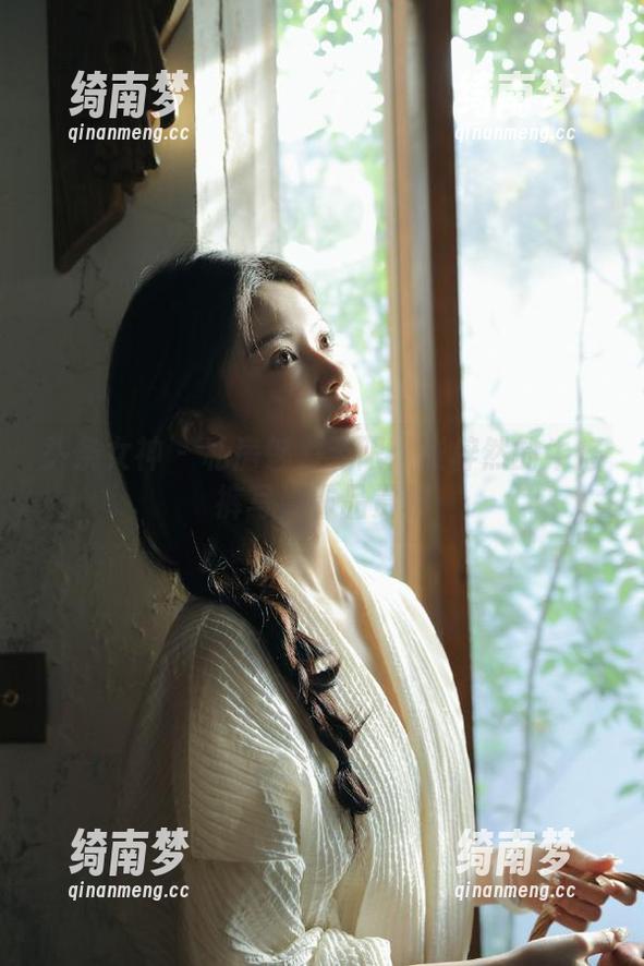 头条女神 - 私房魅力无限：张梓然的牛仔裤写真作品赏析