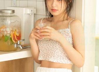 头条女神 - 琳琳纤纤玉腿选片全集：在她的写真中感受青春与活力的交织