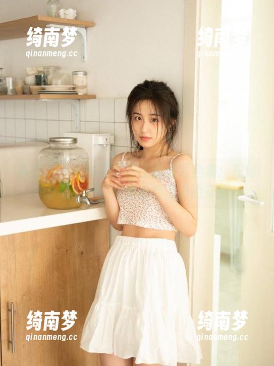 头条女神-琳琳 头条女神 - 琳琳纤纤玉腿选片全集:在她的写真中感受青春与活力的交织