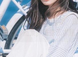 头条女神 - 跟随申美嫣的脚步，探索她最新的肚兜作品集，感受艺术魅力！