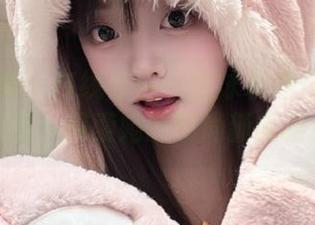 头条女神 - 在线与白一晗泳装照作零距离接触，探索她的时尚新高度！