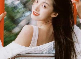 头条女神 - 在云端留下的美好瞬间，陈怡曼空姐写真原图与图片展现无尽韵味！