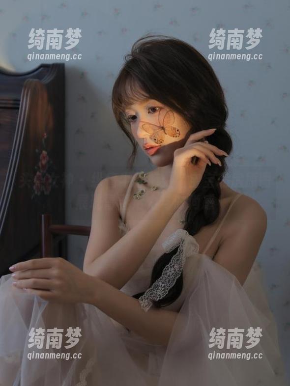 头条女神 - 纵情牛仔裤：鱼宝宝私房原图展现青春活力与时尚感