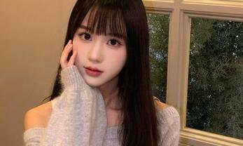 学妹加速跑 - 可可的精致套图：在迷人秘书装中展现职场女神的魅力与智慧！