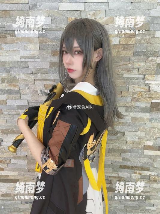 安食Ajiki呈现的修女风格美图图集，尽显独特视觉魅力