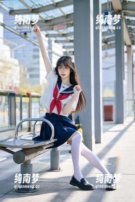 小和甜酒的最新旗袍写真，展现古典与时尚碰撞的奇妙魅力，不要错过这些迷人的图片哦！