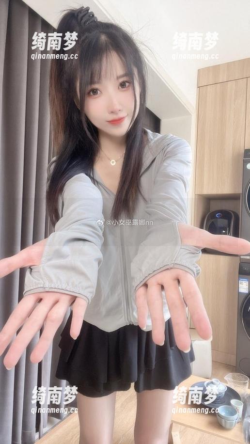 抢先看！小女巫露娜最新美图，亮片裙肉丝让你一秒爱上她的气质！