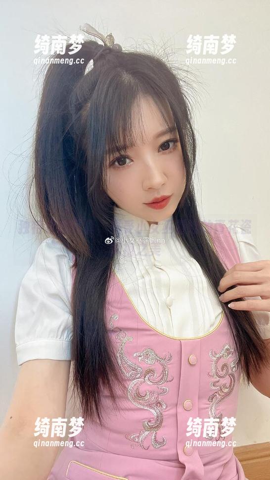 独特定制写真，感受小女巫露娜的青花瓷旗袍之美