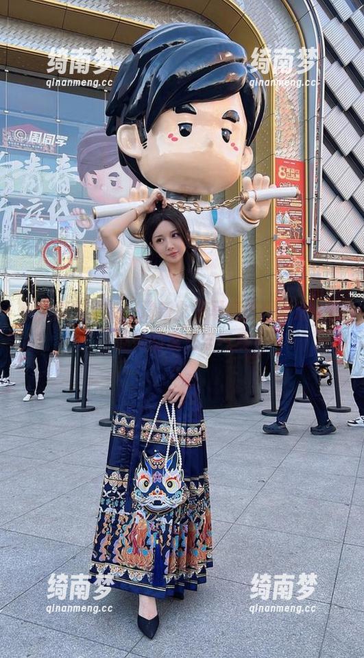 小女巫露娜带来最新女王写真原图更新，感受她的魔法与气质