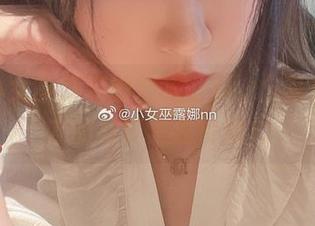 深入小女巫露娜的艺术世界，分享她与女友的写真集独特魅力