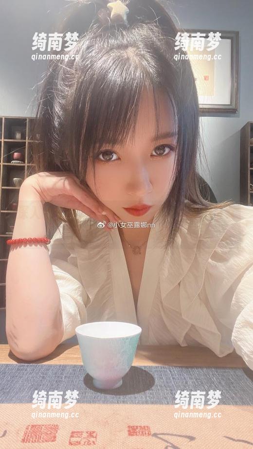 小女巫露娜 深入小女巫露娜的艺术世界,分享她与女友的写真集独特魅力