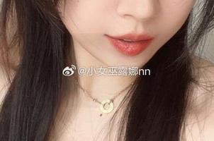免费收藏小女巫露娜的睡衣写真，图片展现她梦幻般的生活与童趣时刻！