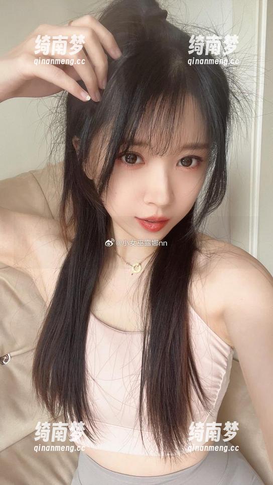 免费收藏小女巫露娜的睡衣写真，图片展现她梦幻般的生活与童趣时刻！