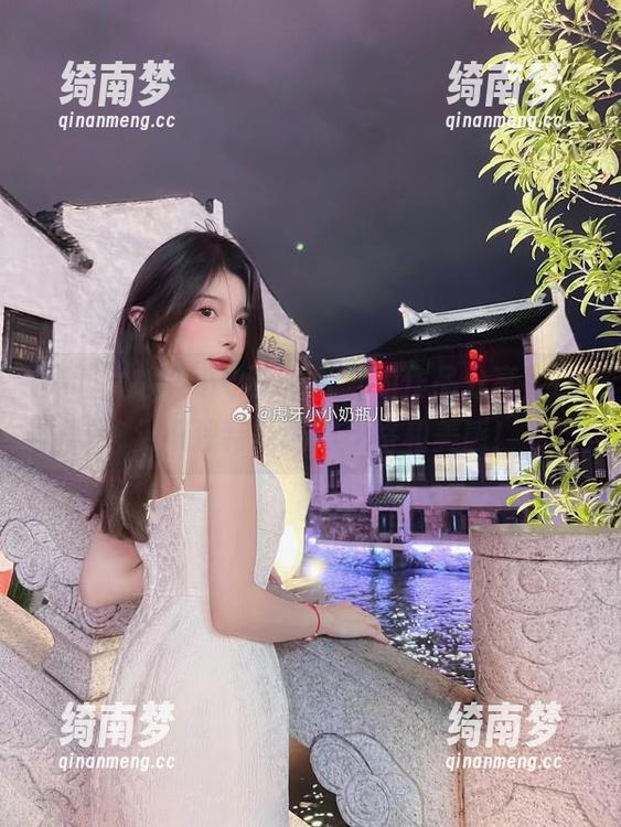 亮眼女神“小小奶瓶儿”的作品分享，让你见识独特的摄影风格和美感！