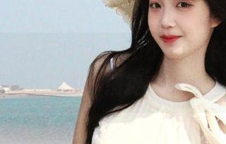 尤果网 - 清新简约：Abby金金的白衬衫写真图集精选，捕捉自然魅力瞬间