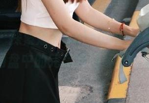 尤蜜荟 - 探索娜露Selena的黑丝写真，网盘中的完美瞬间等你揭晓