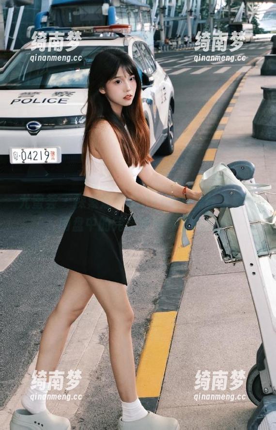 尤蜜荟 - 探索娜露Selena的黑丝写真，网盘中的完美瞬间等你揭晓