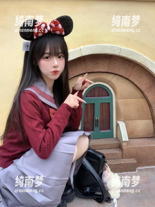 尤蜜荟 - 体验易阳Silvia白裙的视觉盛宴，免费美图让你心动不已！