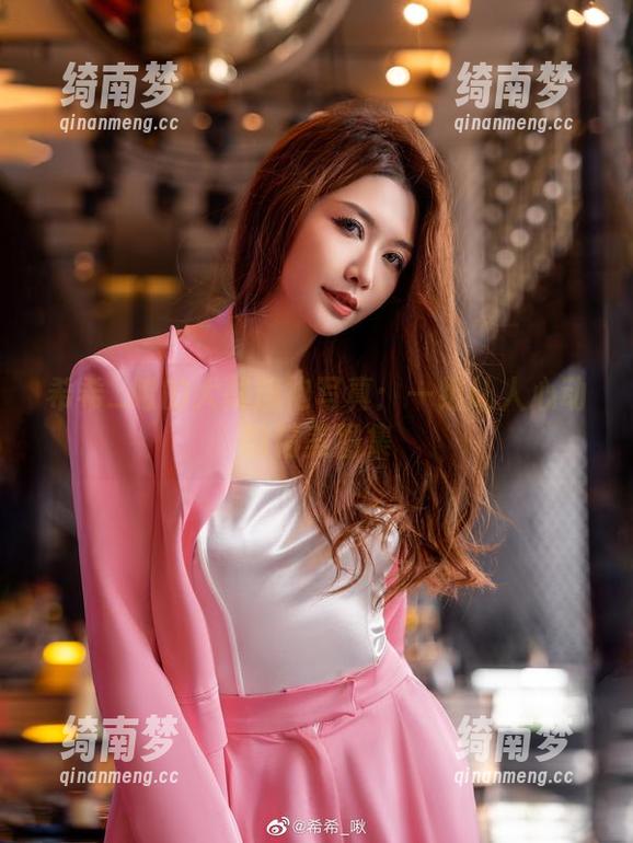 希希_啾 希希_啾的犬獒旗袍写真:一组让人心动的精美图集