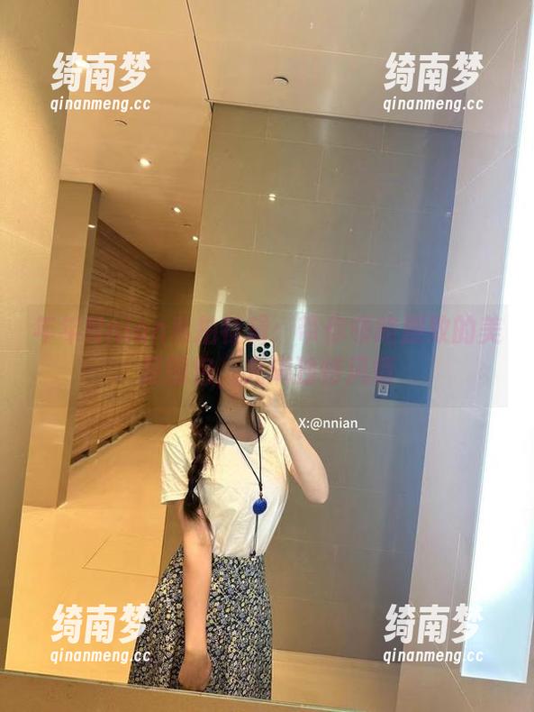 年年Nnian私拍特辑：带你领略别致的美足图包，充满独特风情