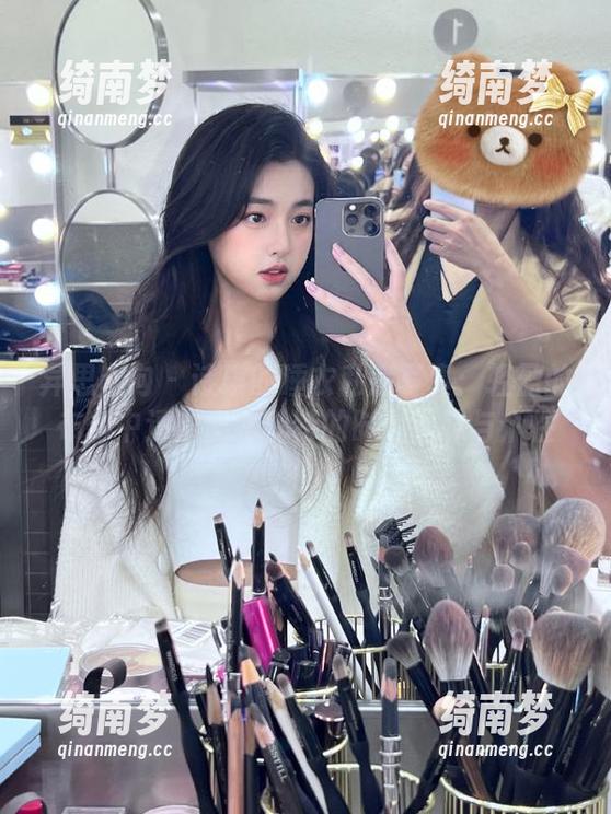 异思趣向-诗琪 异思趣向 - 诗琪的睡衣私房写真:轻盈的布料中透露出她独特的时尚品味与个性