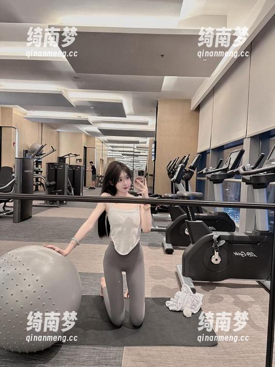 推女神 - 在线探索Kiren_程程程的泳装美图，海滩沙子与阳光下的迷人风情！