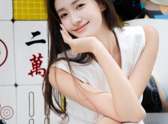 推女神 - 让人惊艳的可乐Vicky办公室美图资源，发现她在职场中的无限风采与个性