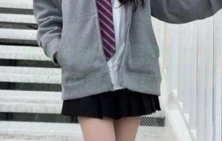 推女神 - 透明世界下的思淇Sukiii：畅游于她的原图与精美图包中