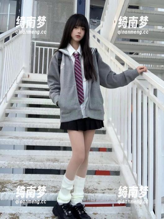 推女神 - 透明世界下的思淇Sukiii：畅游于她的原图与精美图包中