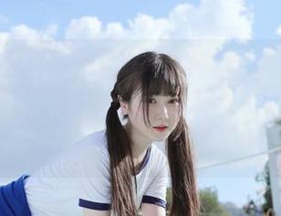 推女神 - 施忆佳泳衣写真图包：极致展现女性的柔美与自信，带你走进夏日梦幻之旅