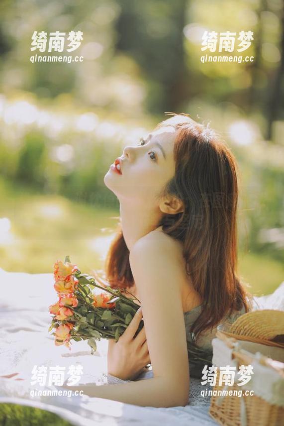 推女神 - 谢忱倬的护士装扮：在图库中感受瞬间的温柔与坚定