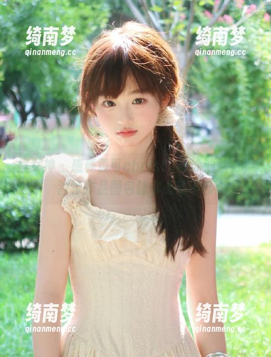 推女神 - 感受黄可christine泳池魅力，独特作品图包让你心动不已