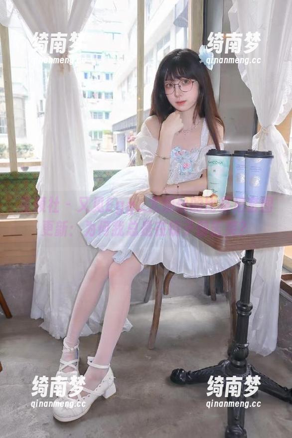 星颜社-Egg_尤妮丝 星颜社 - 又见Egg_尤妮丝的比基尼套图更新:为何我总是在镜子前苦笑?