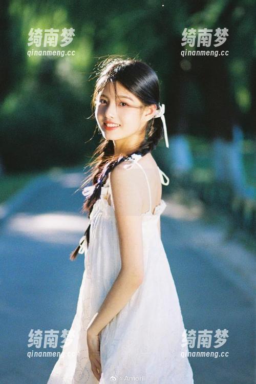 果团网-周妍希 果团网 - 揭秘周妍希夏日写真背后的灵感:那些值得收藏的精美图片