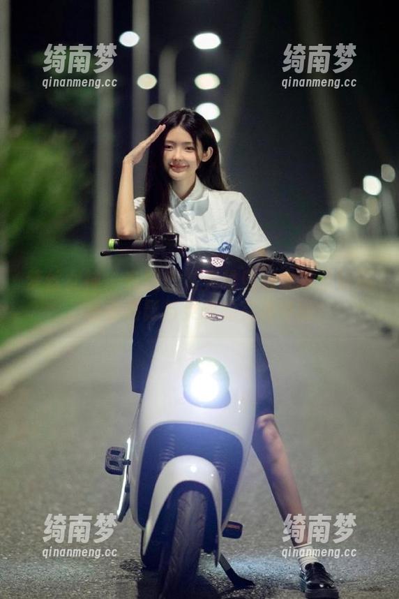 梦丝女神 - 在线欣赏灵唯电喵女神浴缸图，感受摄影与灵魂的完美交融！