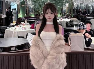 森萝财团 - 走进Sia红裙的世界：引人入胜的图片合集，展示她的独特风范