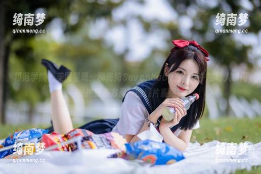 模范学院-柳侑绮Sevenbaby 模范学院 - 美图呈现:柳侑绮Sevenbaby在旗袍中的动人瞬间,捕捉东方韵味的照片系列!