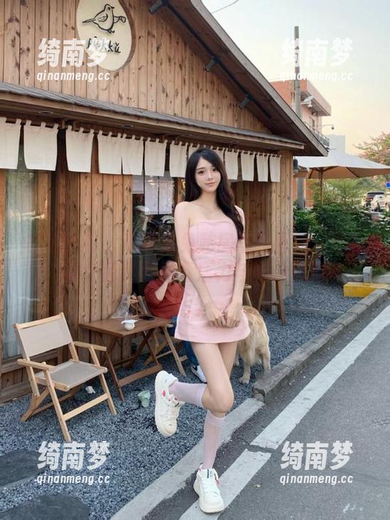 模范学院 - 草莓兔兔私房写真系列：连衣裙作品尽显青春活力与时尚风范