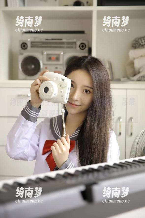 绚丽多彩的生活：泥泥汝高清套图，吊带写真展现独特个性与魅力