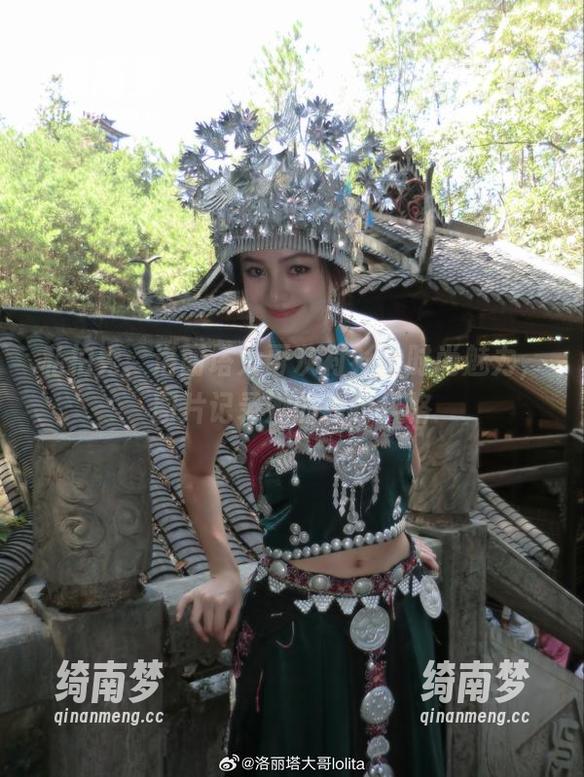 私拍秀：洛丽塔大哥灰衬衫的时尚魅力，图片记录她的独特风格