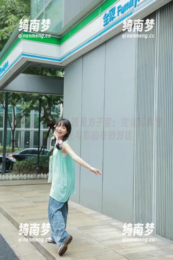 爱蜜社 - 当黑色遇见方子萱：完美写真图集中的光与影的奇妙对话