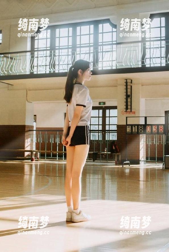 爱蜜社 - 游潇潇的最新写真：作品集更新来袭，看看这个女孩如何与镜头搞怪！