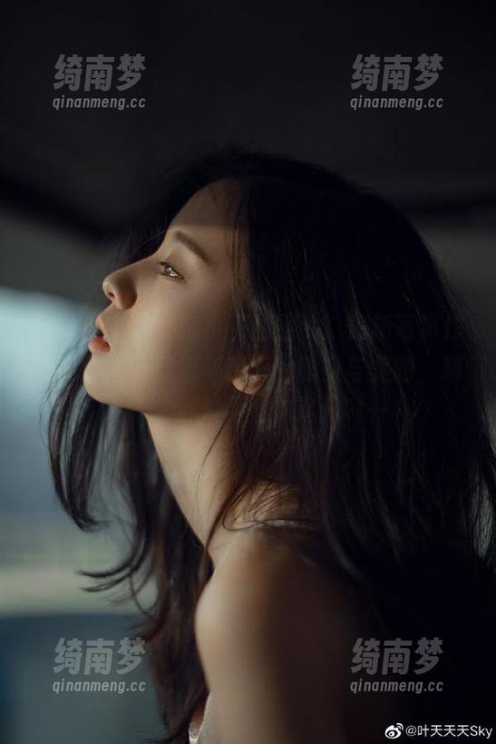 物恋传媒 - 跟随小飞的镜头，最新写真作品《学妹》呈现年轻人的真实与美丽，精彩照片不容错过！