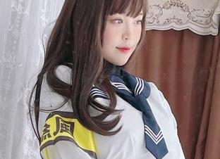 魅惑狼学姐白烨烨私房写真，室内展现她独特的风格与气质